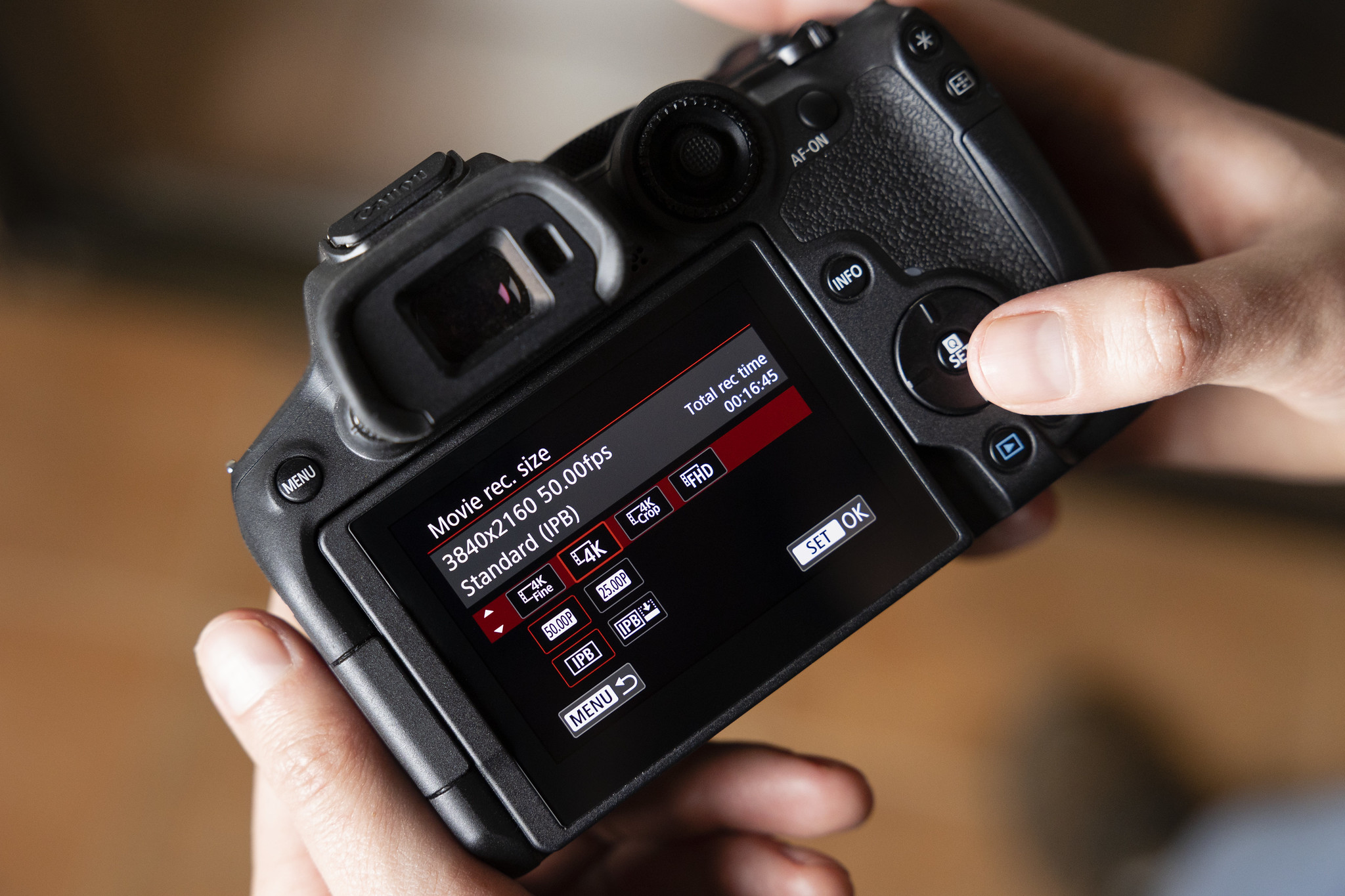 Canon EOS R7 APS-C image-2
